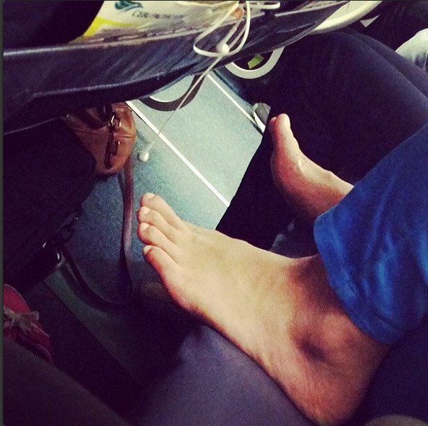 Η ντροπή των επιβατών αεροπλάνων: Γυμνά πόδια στα κεφάλια άλλων, σακουλάκια με ούρα, λυμένες ζώνες [εικόνες] | iefimerida.gr 27