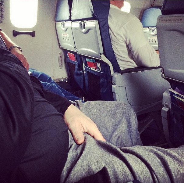 Η ντροπή των επιβατών αεροπλάνων: Γυμνά πόδια στα κεφάλια άλλων, σακουλάκια με ούρα, λυμένες ζώνες [εικόνες] | iefimerida.gr 28