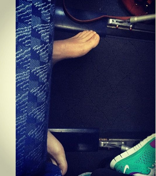 Η ντροπή των επιβατών αεροπλάνων: Γυμνά πόδια στα κεφάλια άλλων, σακουλάκια με ούρα, λυμένες ζώνες [εικόνες] | iefimerida.gr 9