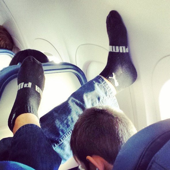 Η ντροπή των επιβατών αεροπλάνων: Γυμνά πόδια στα κεφάλια άλλων, σακουλάκια με ούρα, λυμένες ζώνες [εικόνες] | iefimerida.gr 10