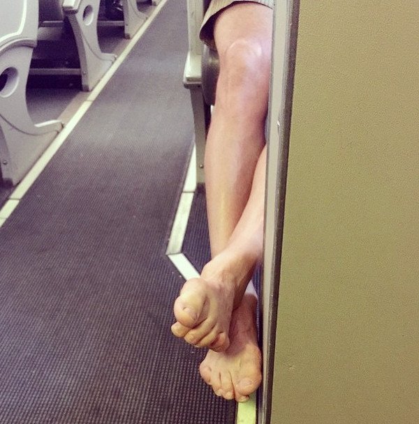 Η ντροπή των επιβατών αεροπλάνων: Γυμνά πόδια στα κεφάλια άλλων, σακουλάκια με ούρα, λυμένες ζώνες [εικόνες] | iefimerida.gr 11