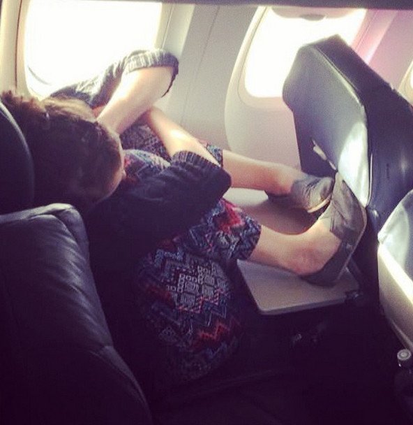 Η ντροπή των επιβατών αεροπλάνων: Γυμνά πόδια στα κεφάλια άλλων, σακουλάκια με ούρα, λυμένες ζώνες [εικόνες] | iefimerida.gr 12