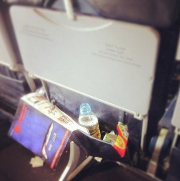 Η ντροπή των επιβατών αεροπλάνων: Γυμνά πόδια στα κεφάλια άλλων, σακουλάκια με ούρα, λυμένες ζώνες [εικόνες] | iefimerida.gr 14