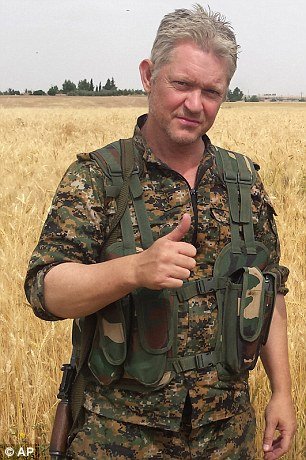 Βρετανός ηθοποιός παράτησε το Χόλιγουντ για να πολεμήσει κατά του ISIS στη Ράκα [εικόνες & βίντεο]  | iefimerida.gr 0