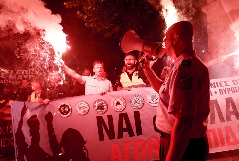 Πορεία ενστόλων στο κέντρο της Θεσσαλονίκης -Παρών και ο αρχηγός της ΕΛ.ΑΣ! [εικόνες&βίντεο] | iefimerida.gr 0