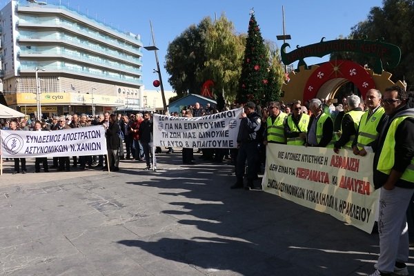Στους δρόμους οι ένστολοι της Κρήτης -Διαμαρτύρονται για την αφαίμαξη μισθών/συντάξεων [εικόνες] | iefimerida.gr 0