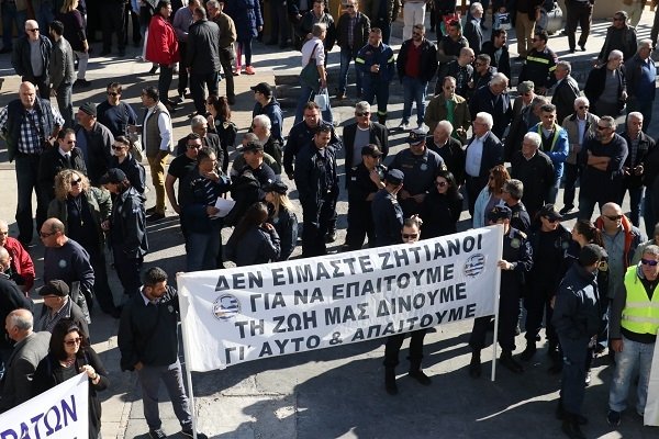 Στους δρόμους οι ένστολοι της Κρήτης -Διαμαρτύρονται για την αφαίμαξη μισθών/συντάξεων [εικόνες] | iefimerida.gr 1