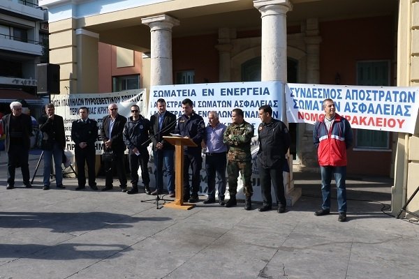 Στους δρόμους οι ένστολοι της Κρήτης -Διαμαρτύρονται για την αφαίμαξη μισθών/συντάξεων [εικόνες] | iefimerida.gr 2
