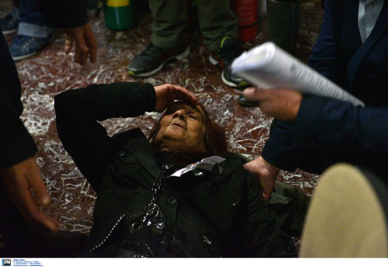 Ενταση έξω από το υπουργείο Υγείας στη συγκέντρωση της ΠΟΕΔΗΝ -Μια γυναίκα τραυματίστηκε [εικόνες] | iefimerida.gr 4