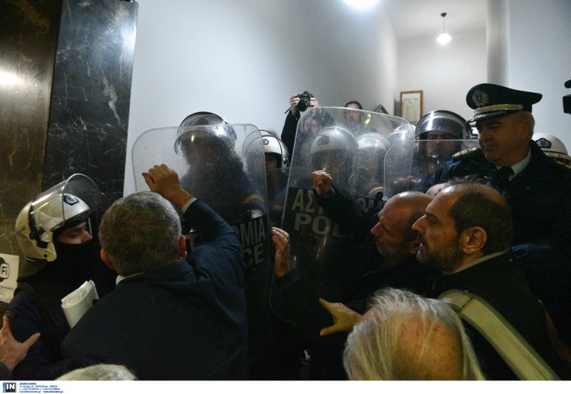 Ενταση έξω από το υπουργείο Υγείας στη συγκέντρωση της ΠΟΕΔΗΝ -Μια γυναίκα τραυματίστηκε [εικόνες] | iefimerida.gr 0