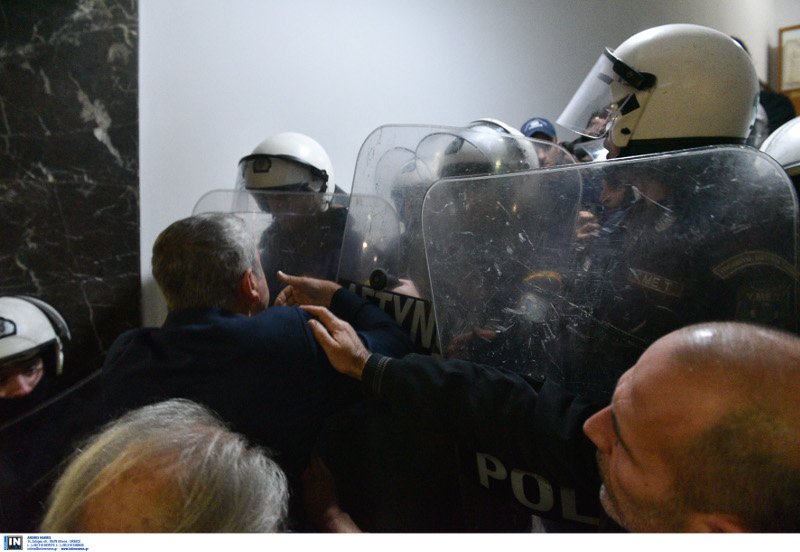 Ενταση έξω από το υπουργείο Υγείας στη συγκέντρωση της ΠΟΕΔΗΝ -Μια γυναίκα τραυματίστηκε [εικόνες] | iefimerida.gr 5