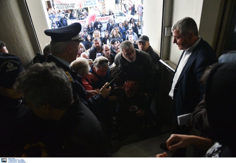 Ενταση έξω από το υπουργείο Υγείας στη συγκέντρωση της ΠΟΕΔΗΝ -Μια γυναίκα τραυματίστηκε [εικόνες] | iefimerida.gr 3