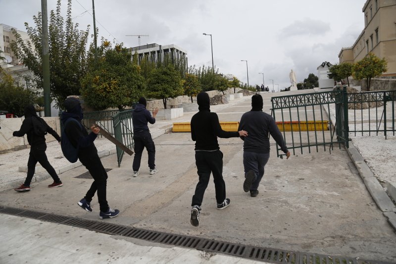  Επεισόδια στο μαθητικό συλλαλητήριο στο κέντρο της Αθήνας -Μολότοφ και χημικά [εικόνες] | iefimerida.gr 0