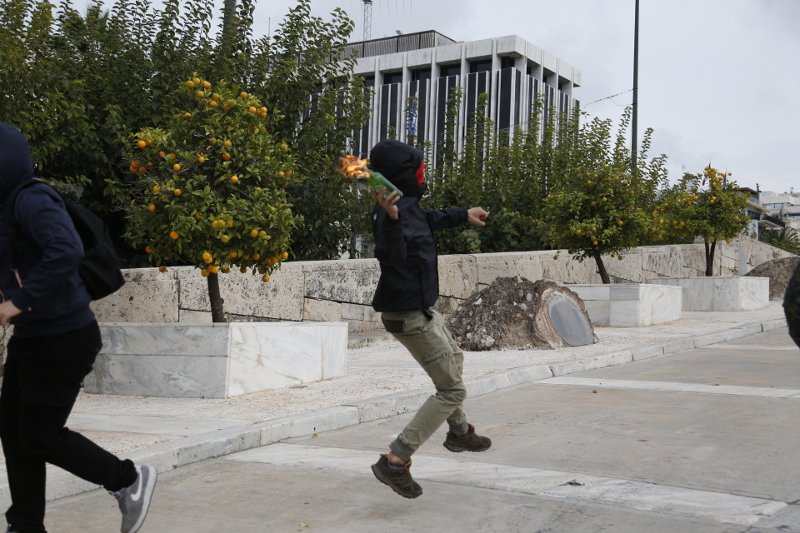  Επεισόδια στο μαθητικό συλλαλητήριο στο κέντρο της Αθήνας -Μολότοφ και χημικά [εικόνες] | iefimerida.gr 1