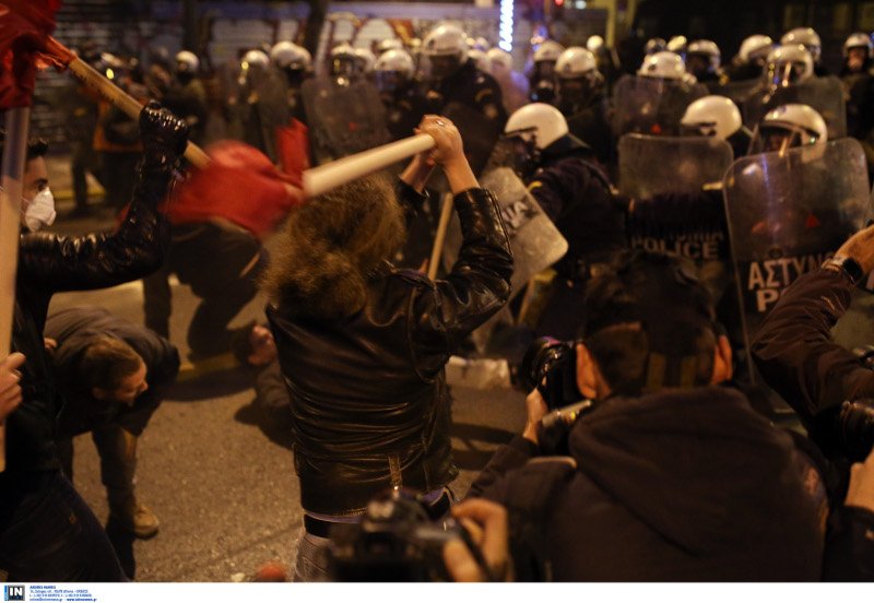 Οδοφράγματα και μολότοφ στο Πολυτεχνείο -Βροχή από χημικά στα συλλαλητήρια κατά Ομπαμα [εικόνες&βίντεο] | iefimerida.gr 9