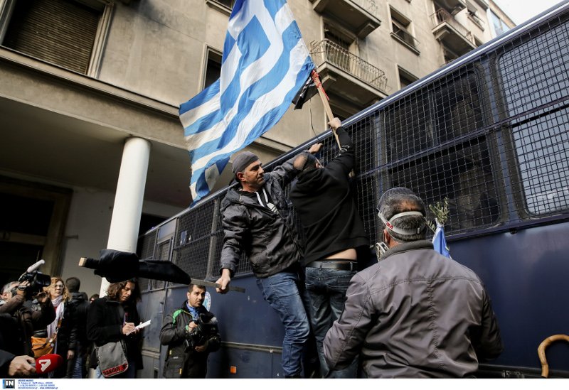 Μάχες σώμα με σώμα ΜΑΤ-αγροτών: Χημικά & μαγκούρες στο Αγροτικής Ανάπτυξης [εικόνες & βίντεο] | iefimerida.gr 0