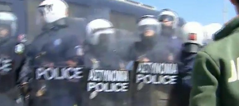 Ενταση ξανά στην Ειδομένη -Πετροπόλεμος μεταξύ προσφύγων και ΜΑΤ [εικόνες] | iefimerida.gr 0