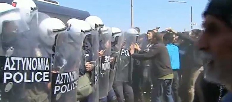 Ενταση ξανά στην Ειδομένη -Πετροπόλεμος μεταξύ προσφύγων και ΜΑΤ [εικόνες] | iefimerida.gr 1