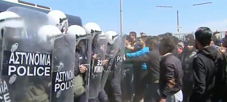 Ενταση ξανά στην Ειδομένη -Πετροπόλεμος μεταξύ προσφύγων και ΜΑΤ [εικόνες] | iefimerida.gr 2