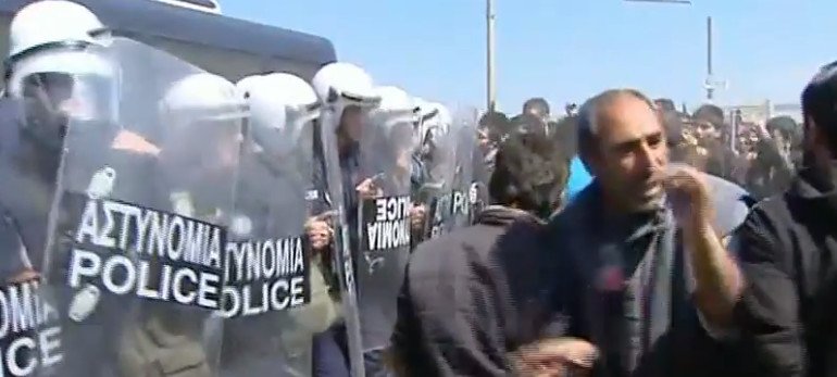 Ενταση ξανά στην Ειδομένη -Πετροπόλεμος μεταξύ προσφύγων και ΜΑΤ [εικόνες] | iefimerida.gr 3