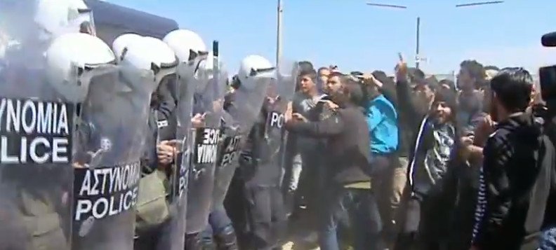 Ενταση ξανά στην Ειδομένη -Πετροπόλεμος μεταξύ προσφύγων και ΜΑΤ [εικόνες] | iefimerida.gr 6