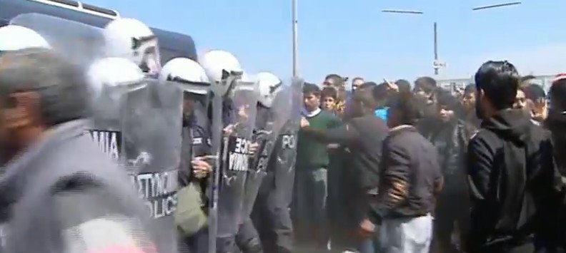 Ενταση ξανά στην Ειδομένη -Πετροπόλεμος μεταξύ προσφύγων και ΜΑΤ [εικόνες] | iefimerida.gr 7