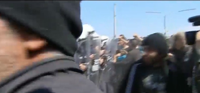 Ενταση ξανά στην Ειδομένη -Πετροπόλεμος μεταξύ προσφύγων και ΜΑΤ [εικόνες] | iefimerida.gr 8