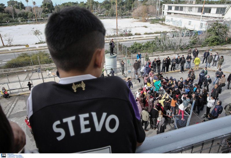 Ενταση στον καταυλισμό του Ελληνικού ανάμεσα σε πρόσφυγες και αστυνομία παρουσία Μουζάλα | iefimerida.gr 2