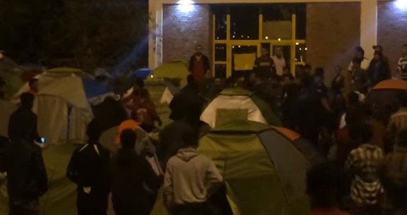 Νέα επεισόδια στον Πειραιά -Πιάστηκαν στα χέρια Αφγανοί και Σύροι [εικόνες] | iefimerida.gr 2