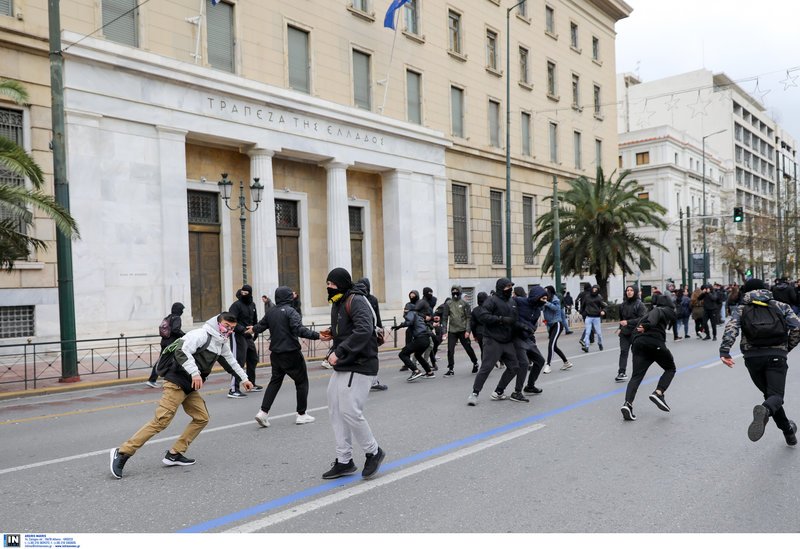 Επεισόδια και χημικά στα μαθητικά συλλαλητήρια σε Αθήνα και Θεσσαλονίκη [εικόνες & βίντεο] | iefimerida.gr 0