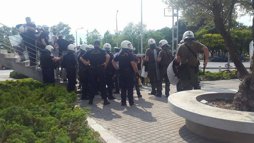 Ενταση μεταξύ ΜΑΤ και μελών της κατάληψης «Σχολείο» στο δημαρχείο Θεσσαλονίκης [εικόνες & βίντεο] | iefimerida.gr 0