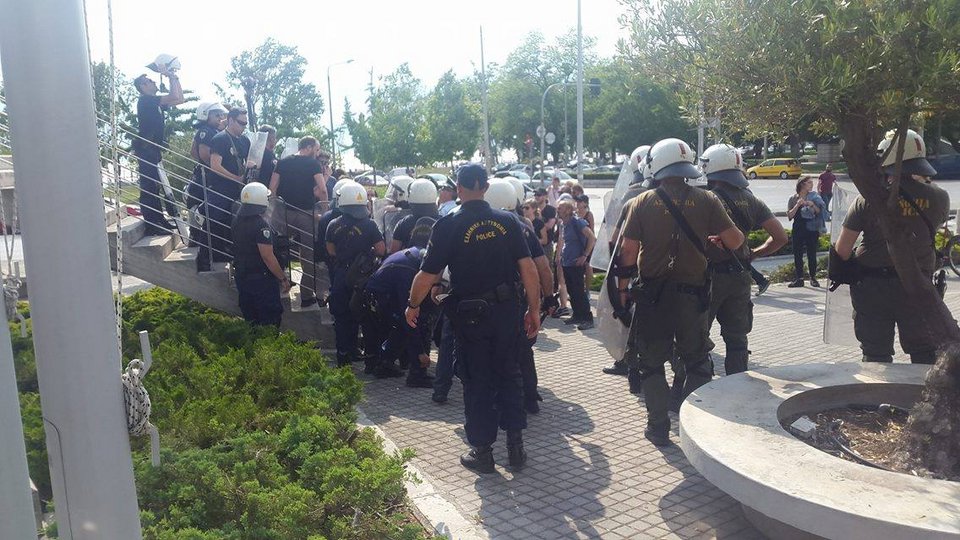 Ενταση μεταξύ ΜΑΤ και μελών της κατάληψης «Σχολείο» στο δημαρχείο Θεσσαλονίκης [εικόνες & βίντεο] | iefimerida.gr 1