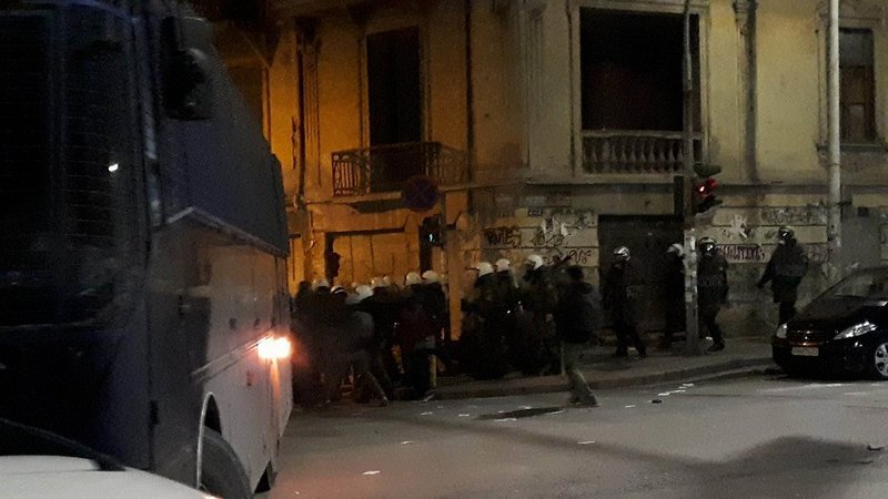 Επεισόδια στη Θεσσαλονίκη: Αντιεξουσιαστές εκτόξευσαν αντικείμενα εναντίον των ΜΑΤ [εικόνες & βίντεο] | iefimerida.gr 1