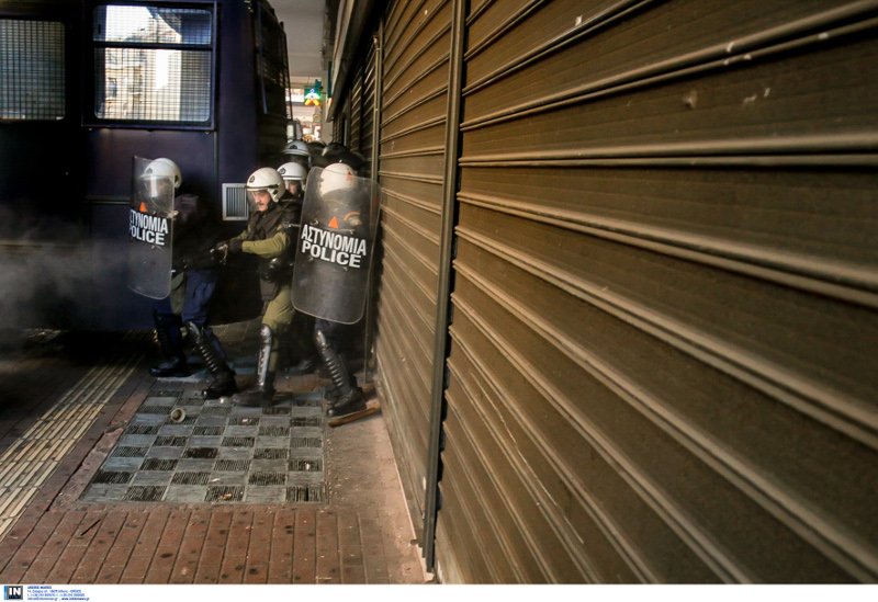 Μάχες σώμα με σώμα ΜΑΤ-αγροτών: Χημικά & μαγκούρες στο Αγροτικής Ανάπτυξης [εικόνες & βίντεο] | iefimerida.gr 2