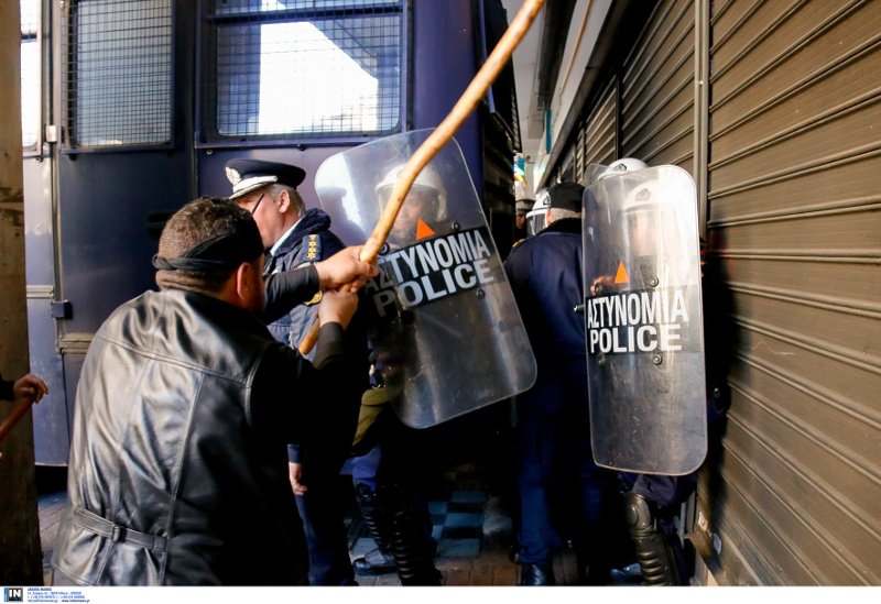 Μάχες σώμα με σώμα ΜΑΤ-αγροτών: Χημικά & μαγκούρες στο Αγροτικής Ανάπτυξης [εικόνες & βίντεο] | iefimerida.gr 13