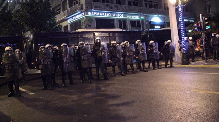 Οδοφράγματα και μολότοφ στο Πολυτεχνείο -Βροχή από χημικά στα συλλαλητήρια κατά Ομπαμα [εικόνες&βίντεο] | iefimerida.gr 13