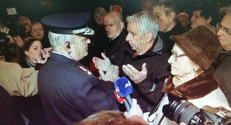 Ενταση έξω από το Μαξίμου: Συνταξιούχοι έσπασαν τον κλοιό και διαμαρτυρήθηκαν [εικόνες] | iefimerida.gr 3