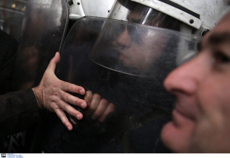 Ενταση έξω από το ΥΠΟΙΚ -Τα ΜΑΤ απαγόρευσαν την είσοδο στους εργαζόμενους στα νοσοκομεία | iefimerida.gr 1