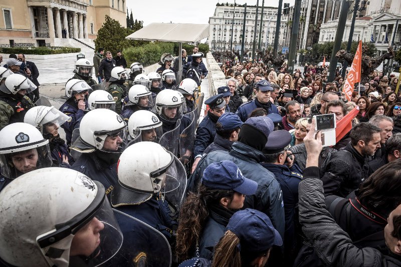 Ενταση έξω από τη Βουλή με εργαζόμενους στους παιδικούς σταθμούς [εικόνες] | iefimerida.gr 1