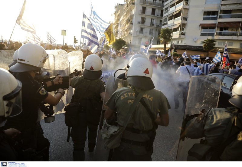 Θεσσαλονίκη: Ένταση και επεισόδια στην πορεία διαμαρτυρίας για το όνομα της Μακεδονίας [εικόνες & βίντεο] | iefimerida.gr 7