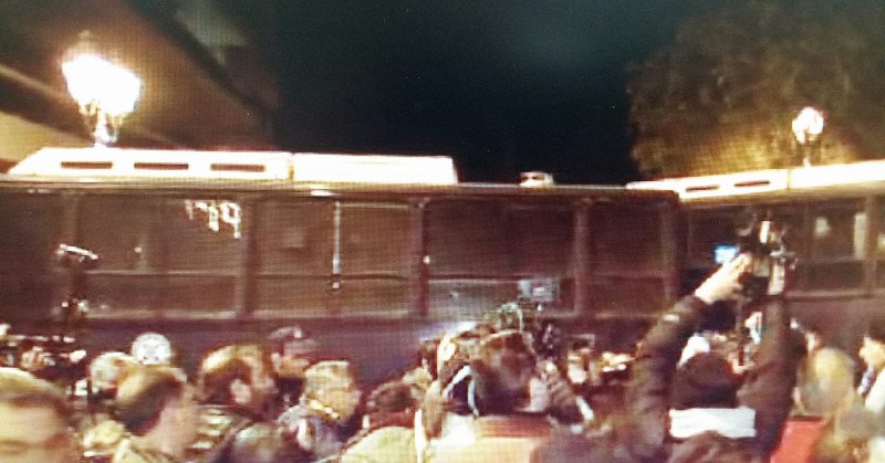 Ενταση έξω από το Μαξίμου: Συνταξιούχοι έσπασαν τον κλοιό και διαμαρτυρήθηκαν [εικόνες] | iefimerida.gr 4