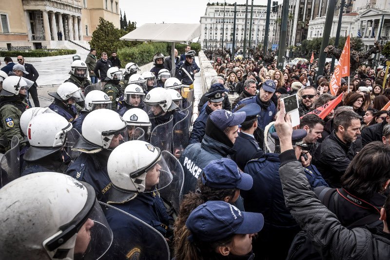 Ενταση έξω από τη Βουλή με εργαζόμενους στους παιδικούς σταθμούς [εικόνες] | iefimerida.gr 2