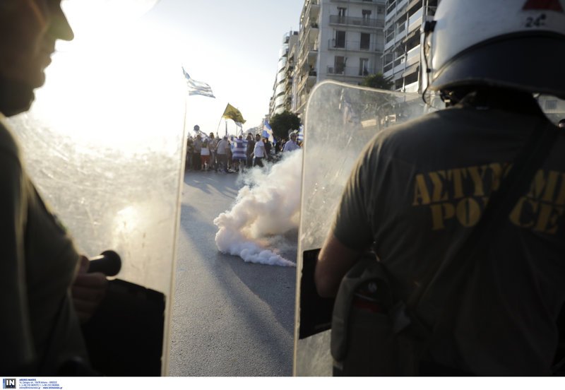 Θεσσαλονίκη: Ένταση και επεισόδια στην πορεία διαμαρτυρίας για το όνομα της Μακεδονίας [εικόνες & βίντεο] | iefimerida.gr 8