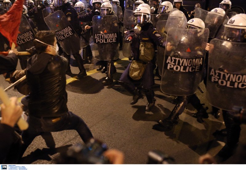 Οδοφράγματα και μολότοφ στο Πολυτεχνείο -Βροχή από χημικά στα συλλαλητήρια κατά Ομπαμα [εικόνες&βίντεο] | iefimerida.gr 10