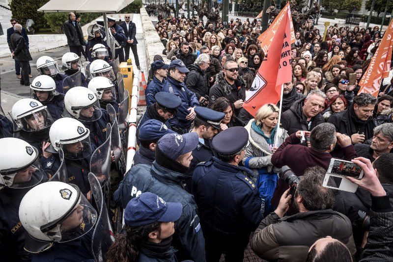 Ενταση έξω από τη Βουλή με εργαζόμενους στους παιδικούς σταθμούς [εικόνες] | iefimerida.gr 0
