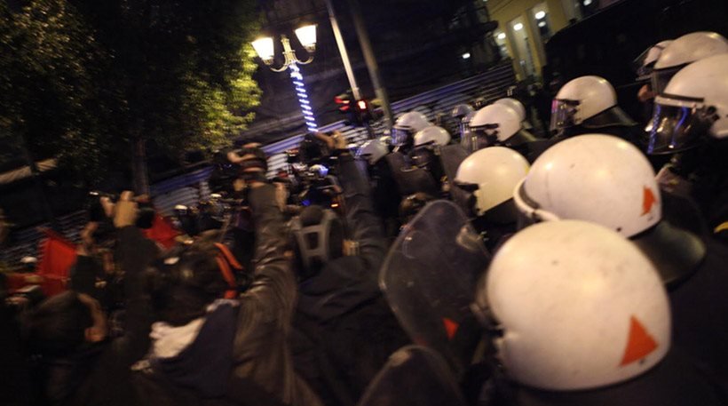 Οδοφράγματα και μολότοφ στο Πολυτεχνείο -Βροχή από χημικά στα συλλαλητήρια κατά Ομπαμα [εικόνες&βίντεο] | iefimerida.gr 12