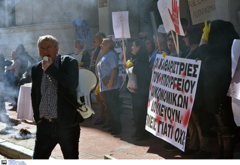 Ενταση έξω από το υπουργείο Υγείας -«Ο Πολάκης πετάει στο δρόμο εμάς και τις οικογένειές μας» [εικόνα] | iefimerida.gr 1