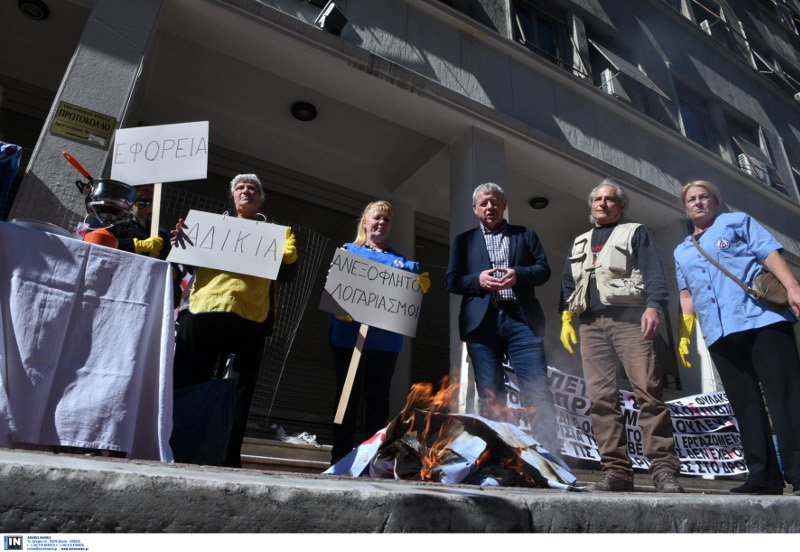 Ενταση έξω από το υπουργείο Υγείας -«Ο Πολάκης πετάει στο δρόμο εμάς και τις οικογένειές μας» [εικόνα] | iefimerida.gr 2