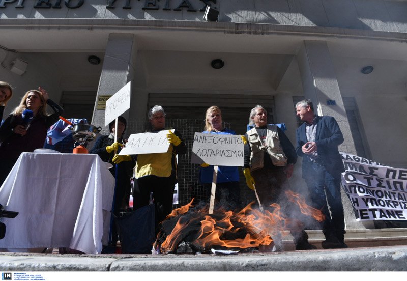 Ενταση έξω από το υπουργείο Υγείας -«Ο Πολάκης πετάει στο δρόμο εμάς και τις οικογένειές μας» [εικόνα] | iefimerida.gr 3