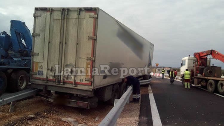 Ενα... έντομο παραλίγο να προκαλέσει πολύνεκρο τροχαίο στην εθνική οδό [εικόνες] | iefimerida.gr 1